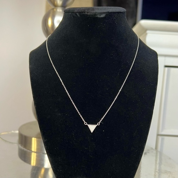 TRIANGLE•DIAMOND DETAIL•NECKLACE - Picture 3 of 5